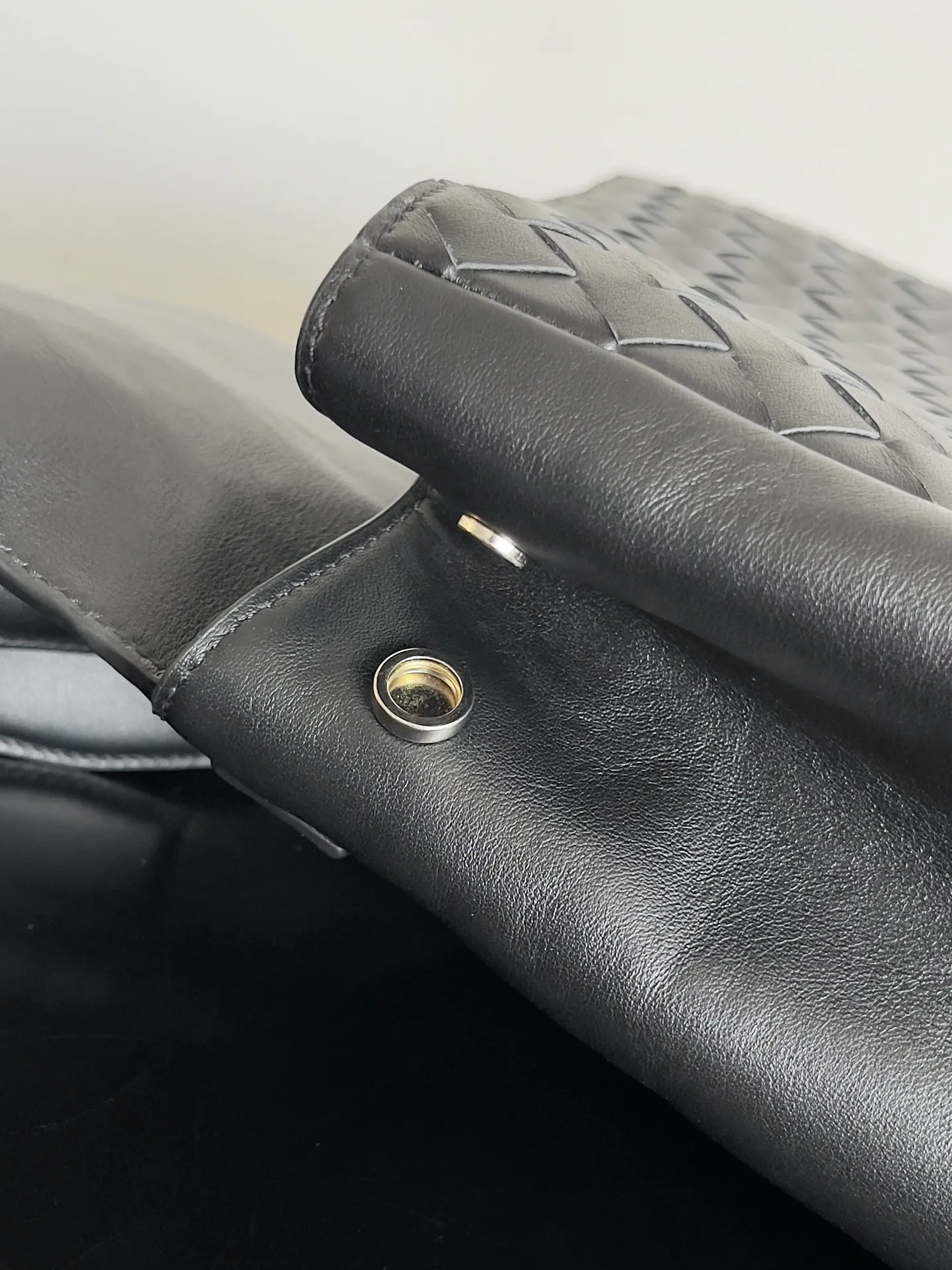 Batch 2560 Bottega Veneta's new Back To School backpack uses the iconic Intrecciato weaving leather process. Craftsmen use fine soft calfskin to weave it by hand. The weaving is tight and regular, and the texture is three-dimensional. The luster of the leather is super high-end, and the woven design of two different leathers creates a unique sense of layering. The flip-open design is equipped with two external flap pockets. It is super versatile whether it is for work, travel or daily life, and the capacity is also very practical.  The Back-To-School backpack is lighter than previous backpacks, and the space is large but not bulky. There are compartments for laptops and documents on the inner layer. The style is personalized, and it looks good and is easy to match. Carrying this backpack will double your chances of returning! Style number: 805971 Size: 39*31*14cm